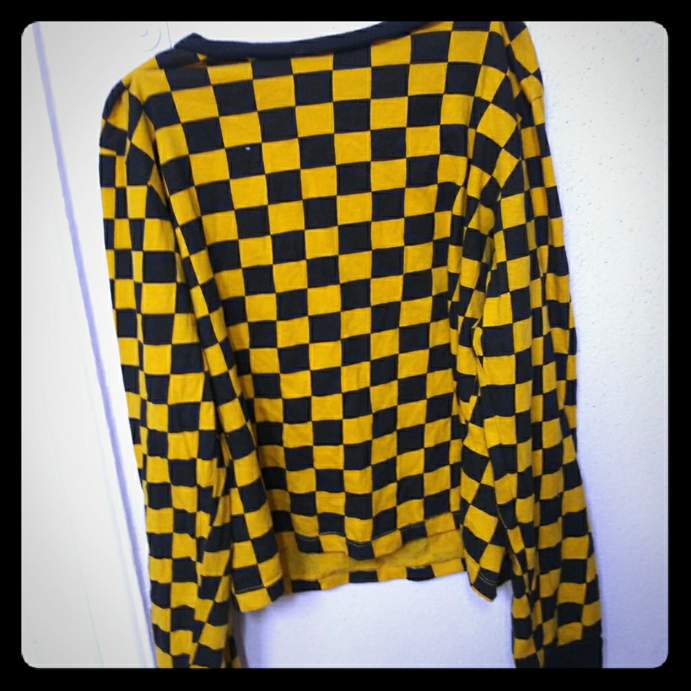 Cute only worn once On fire🔥checkerboar lonsleeve